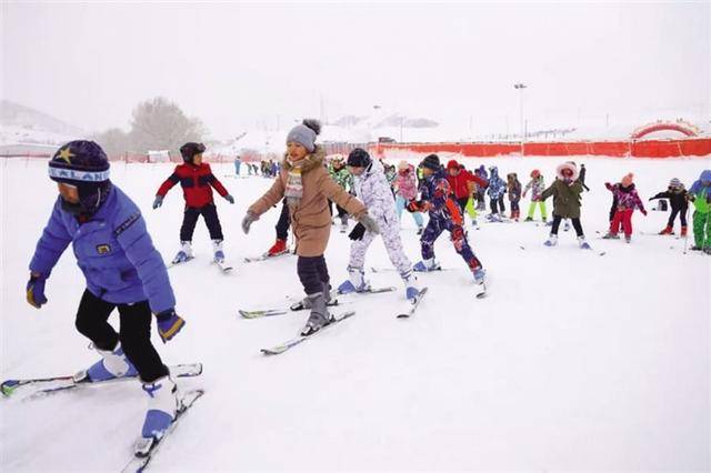 12月6日,兰州新区冰雪新天地滑雪场正式开门迎客,拥有39个娱乐项目的