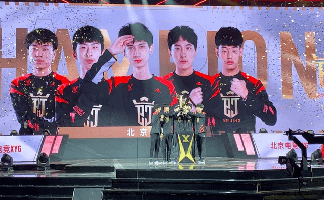 xyg获tga冠军张大仙高兴得起跳赛后请选手吃饭