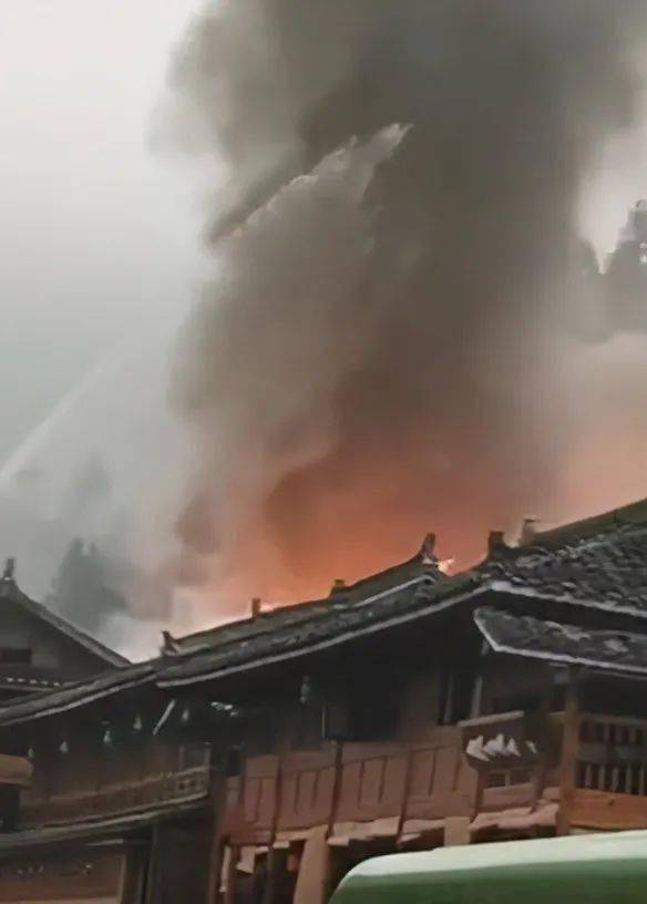 昨天,西江千户苗寨突发火灾,现场浓烟滚滚