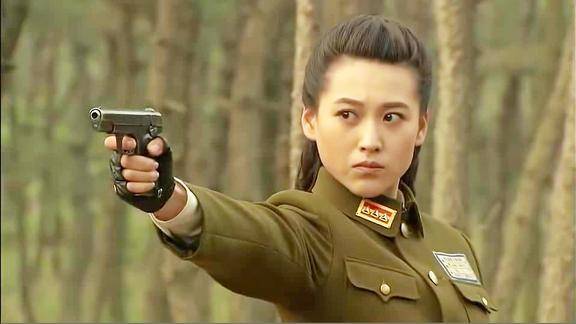 邢亚萍再练习枪法没想到梁飞使盖世身手现身教学吓坏邢亚萍