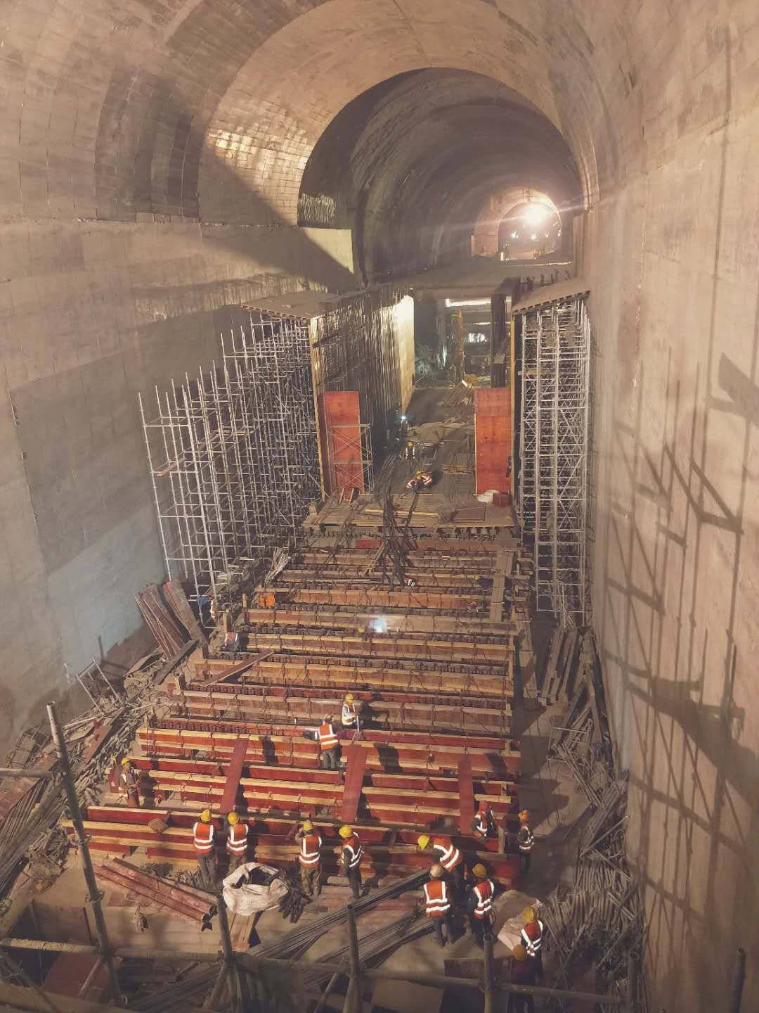 成贵高铁玉京山隧道跨越巨型溶厅暗河工程获隧道行业奥斯卡奖