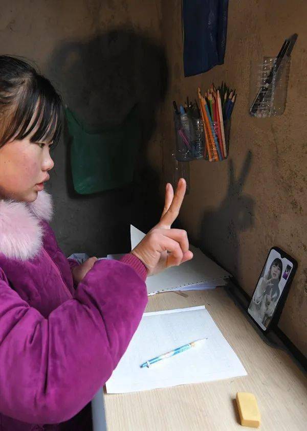 大山里的聋哑女孩"画"出人生新轨迹