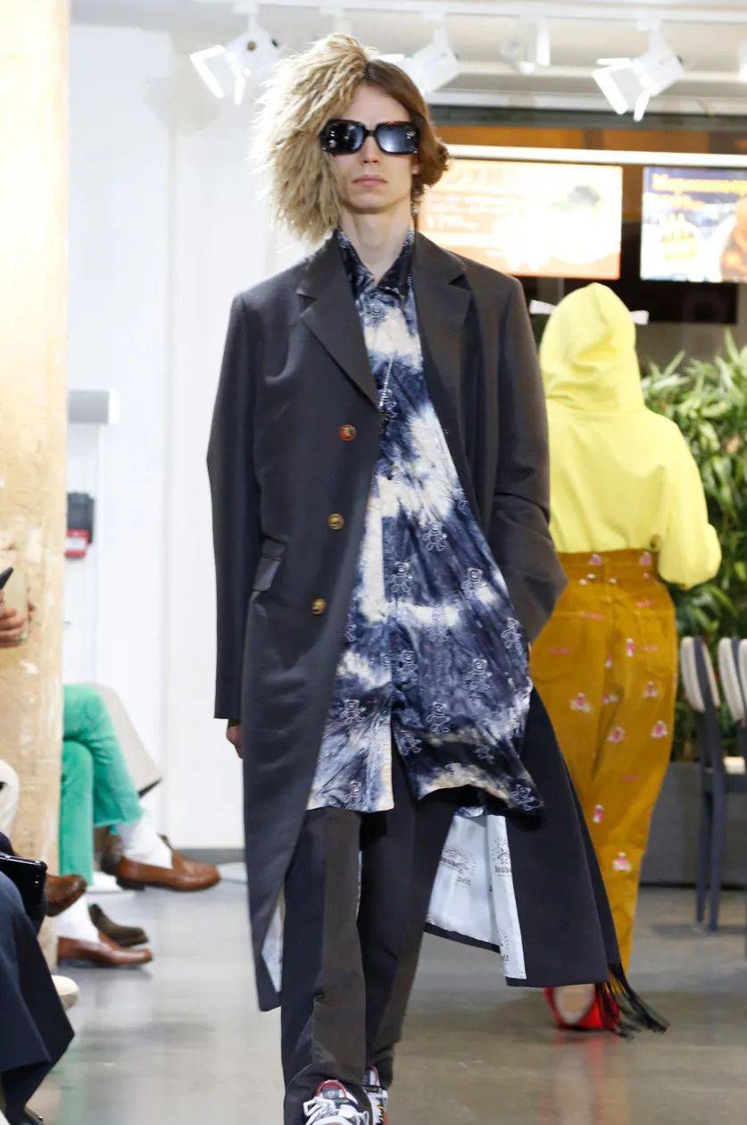 品牌时装发布还是电商平台,都出现了扎染类的服饰