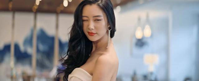 预告截图:《大红包》定档海报:剧情简介:男主陈重的前女友杜莹劈腿傍