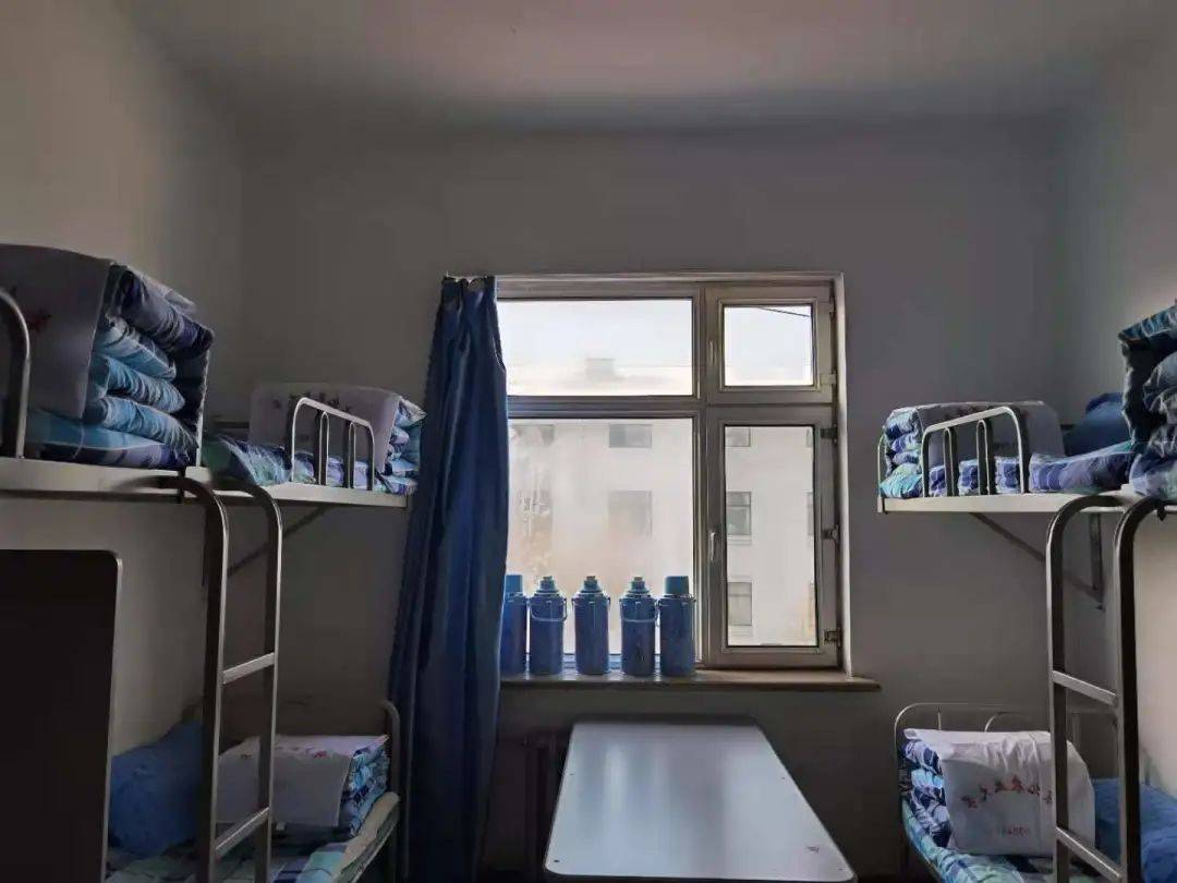 2003寝室优秀内务展示李浩萌 管一2003 610赵书同 工二2001 504王子慕