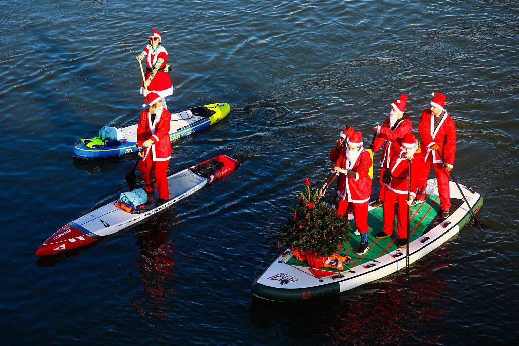 波兰圣诞老人划桨板庆圣尼古拉斯日