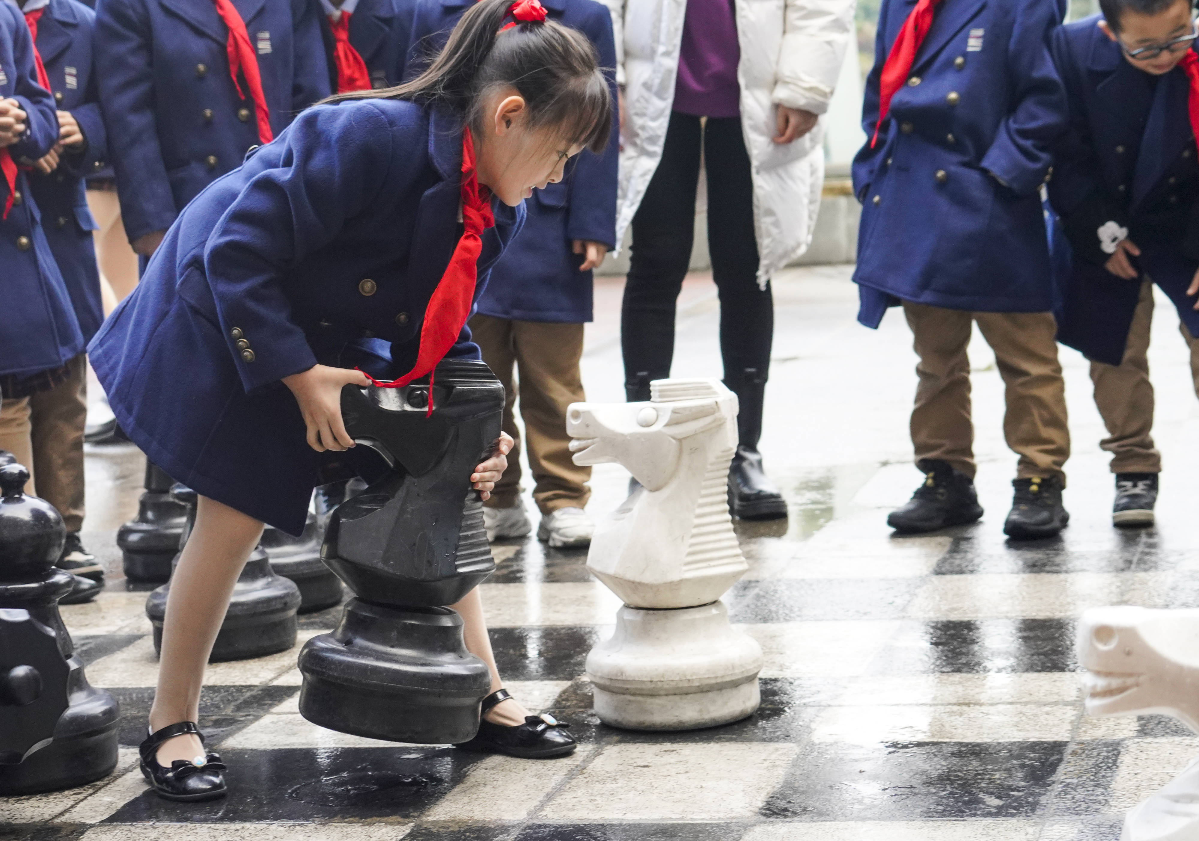 12月8日,重庆市九龙坡区杨石路小学校的国际象棋兴趣课上,分为甲,乙两