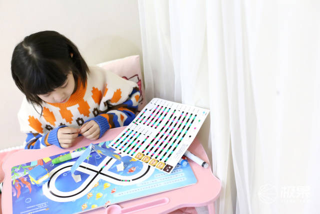 涂涂画画就能和阿尔法蛋互动玩游戏发散孩子思维轻轻松松学编程