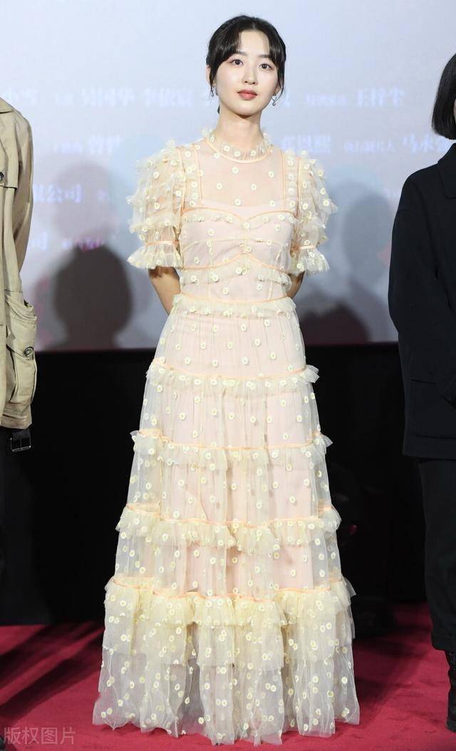 邓恩熙出席少女佳禾首映现场穿一袭浅粉色连衣裙又美又可爱