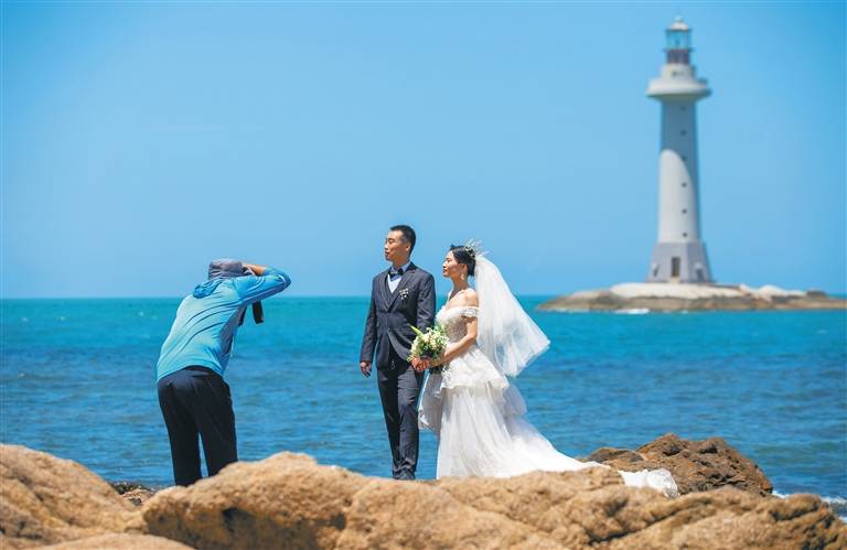 新人在三亚大小洞天景区拍婚纱照.记者 武威 摄