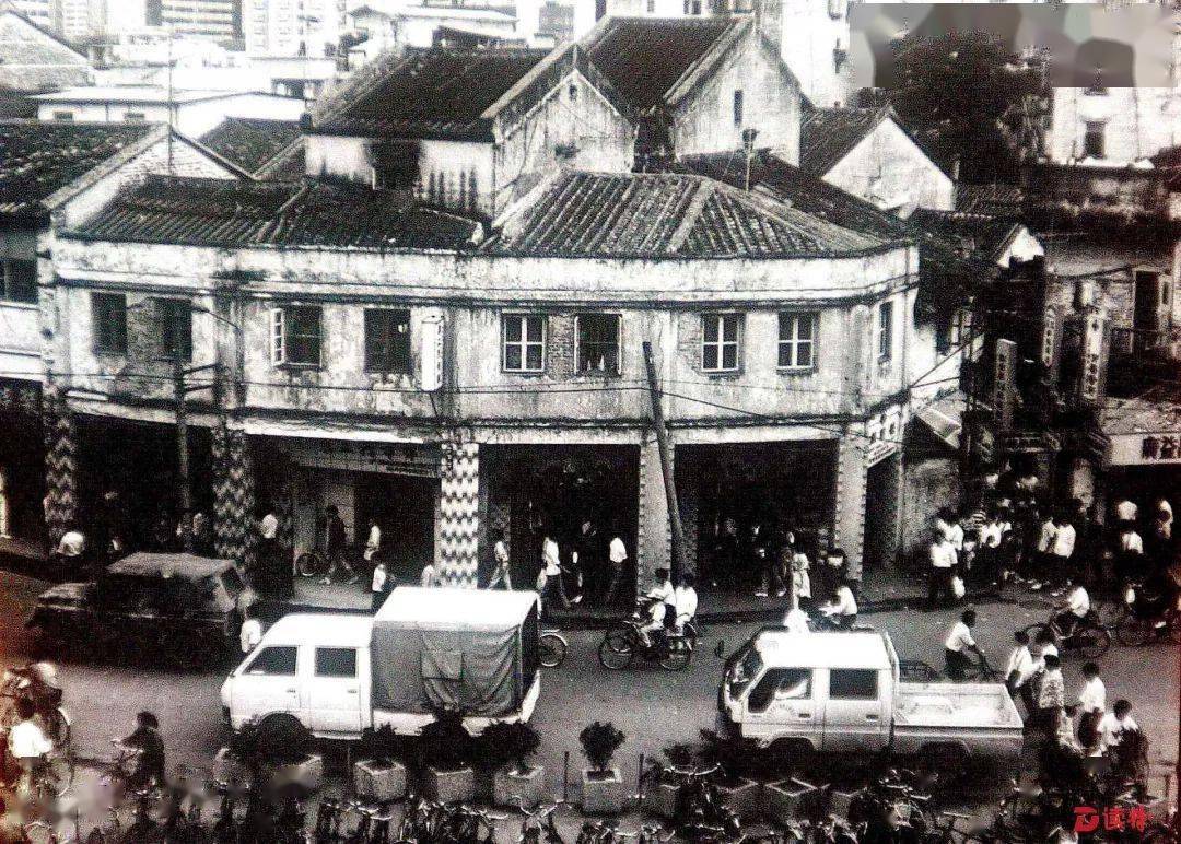 他是深圳土著拍摄深圳的底片装满了两米高大衣柜老深圳