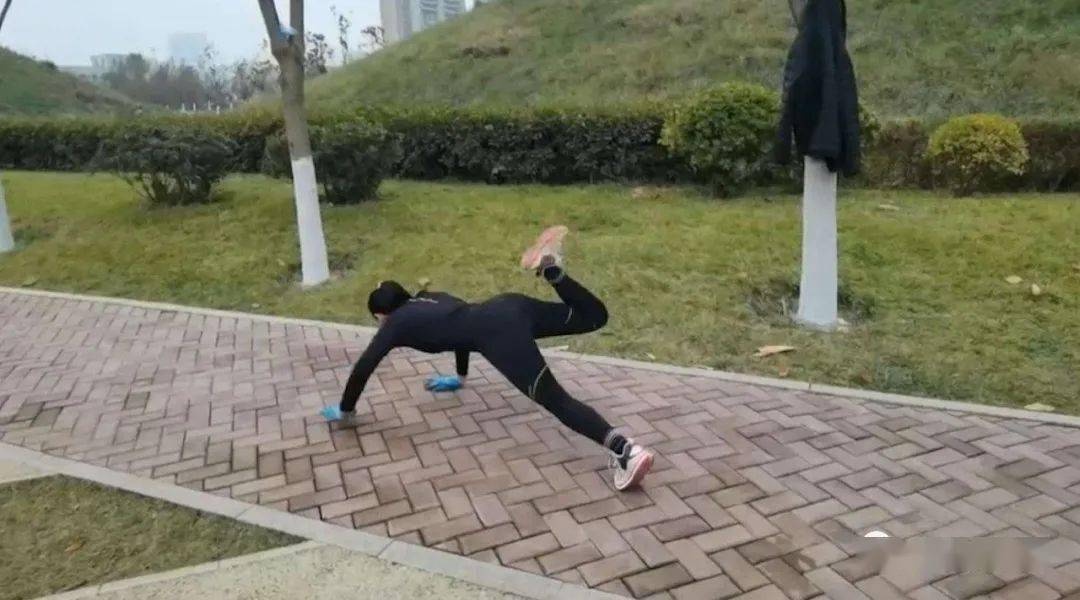 女子模仿动物爬行健身,治好腰病,吸引30多人加入团队