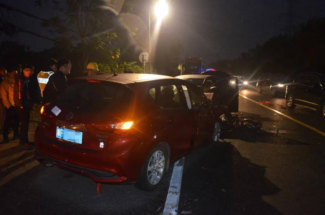 加速逆行超车酿惨烈车祸潮涌路荆山路段发生两车对撞事故
