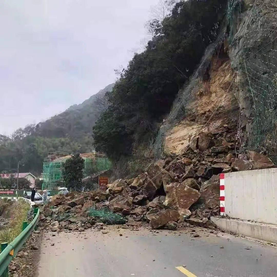 突发皖南川藏线山体滑坡