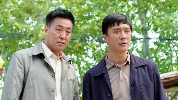 俺娘田小草大龙逃课偷人家酒瓶子被抓到薛斌帮大龙解围