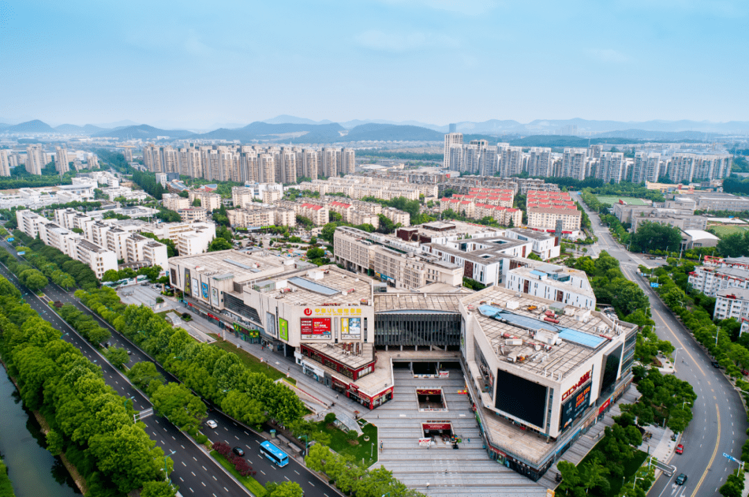 位于仙林大学城文苑路与学思路交汇处的大型shopping mall——东城汇