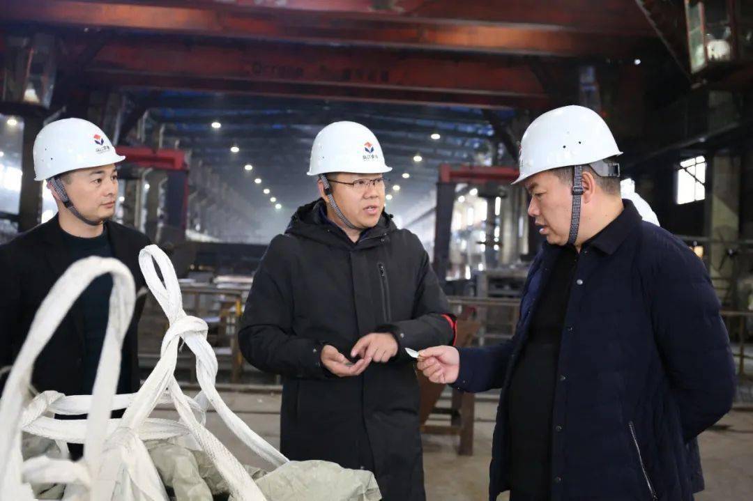 胡定钦到贵州武陵锰业有限公司走访调研(左三)