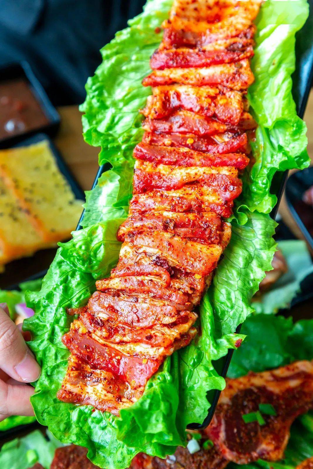 据说这道菜品之所以叫炭烤渣男麻辣五花肉是因为老板是个"渣男",所以