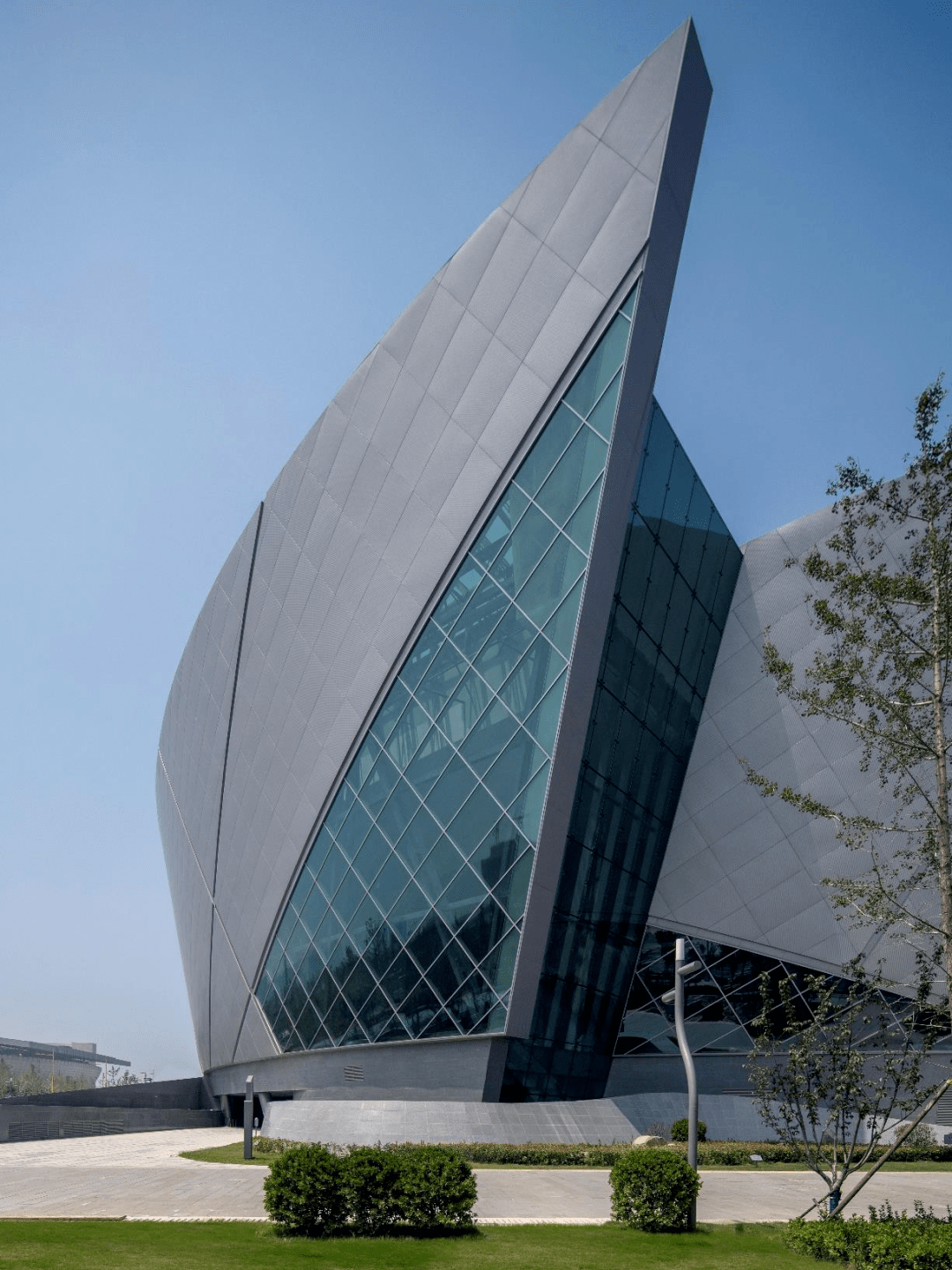 韦树祥)△ 幕墙细部造型肌理实景照片空间在大剧院建筑中,三剧场是