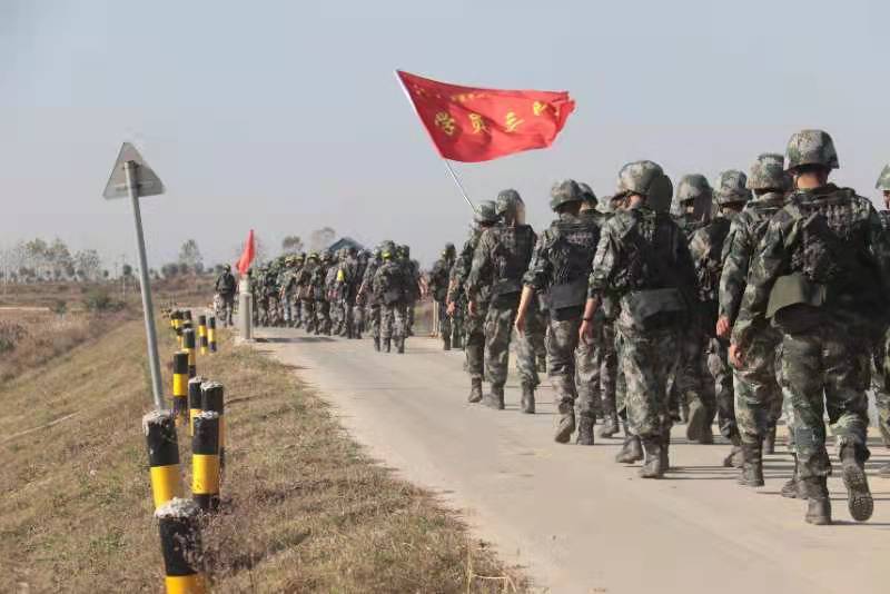 实打实硬核拉练零距离感知部队陆军装甲兵学院野营拉练战味十足