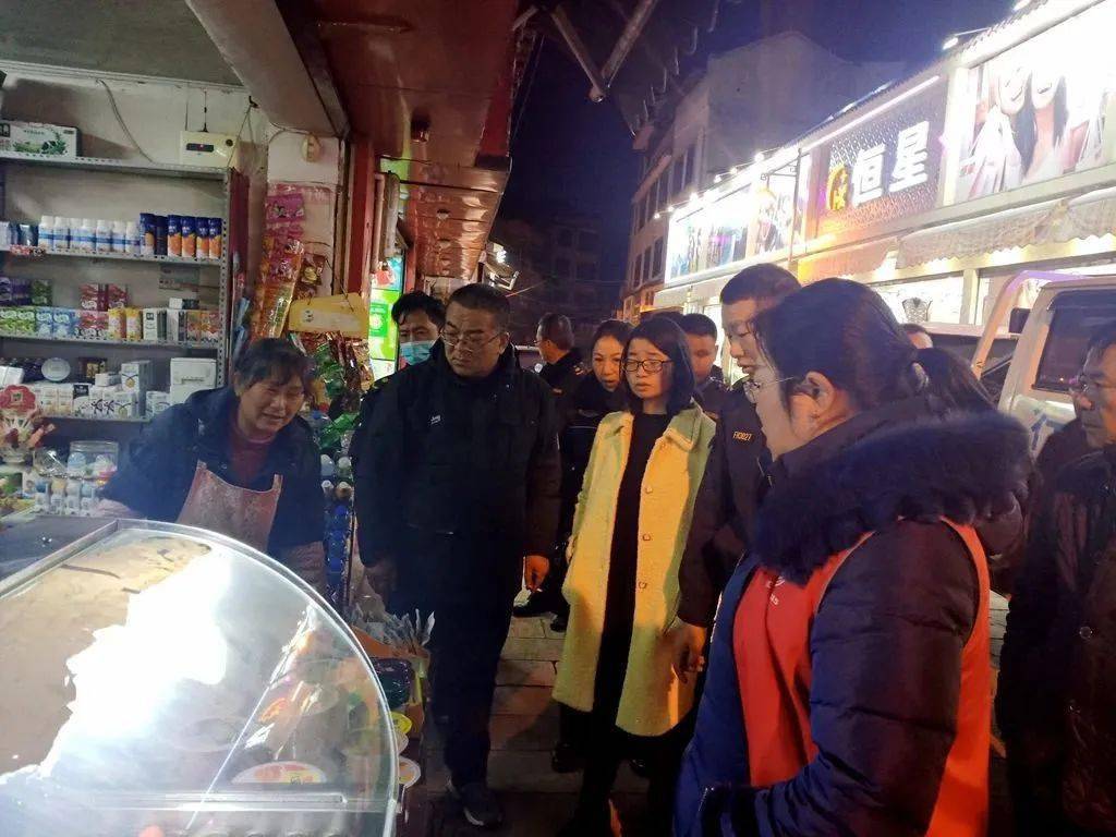 宣威小西门双圩路口2个零散市场被取缔宣威丰华开始整治广场打扑克