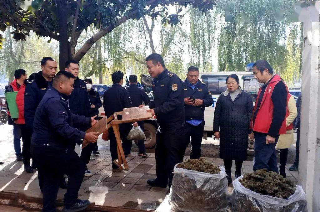 宣威小西门双圩路口2个零散市场被取缔宣威丰华开始整治广场打扑克