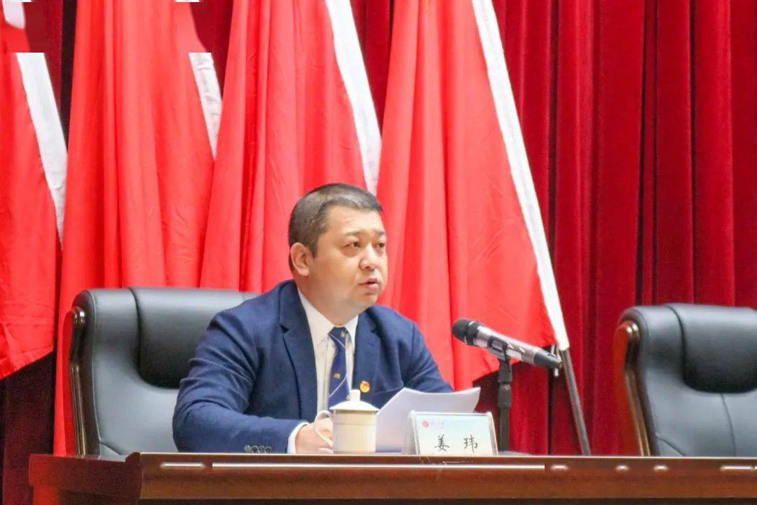 首先,校研究生会秘书长,大会主持人姜玮宣读大会纪律并致大会开幕词