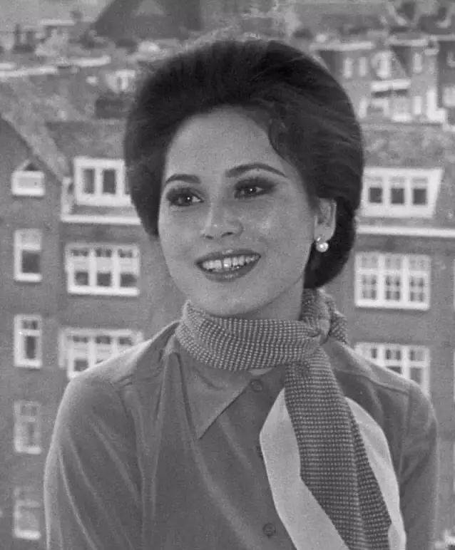 15岁当妓女,22岁成总统夫人,53岁全裸出境,她是活出自我的女王_苏加诺