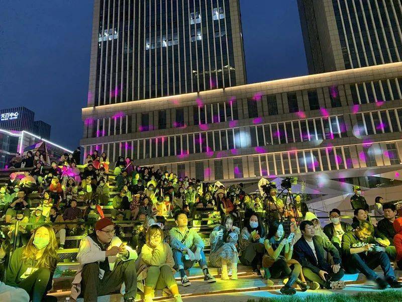 今年以来,智慧山在成功举办多场大型主题露天市集之后,结合季节变化