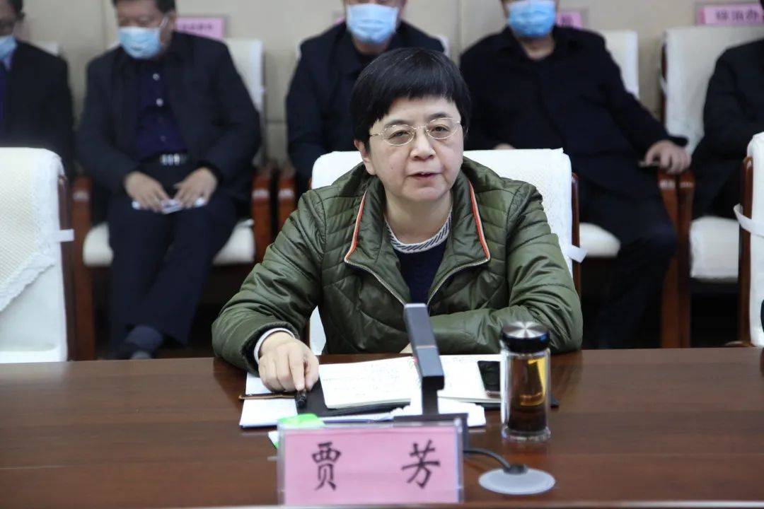 贾芳代表平乡县政府作了表态发言.