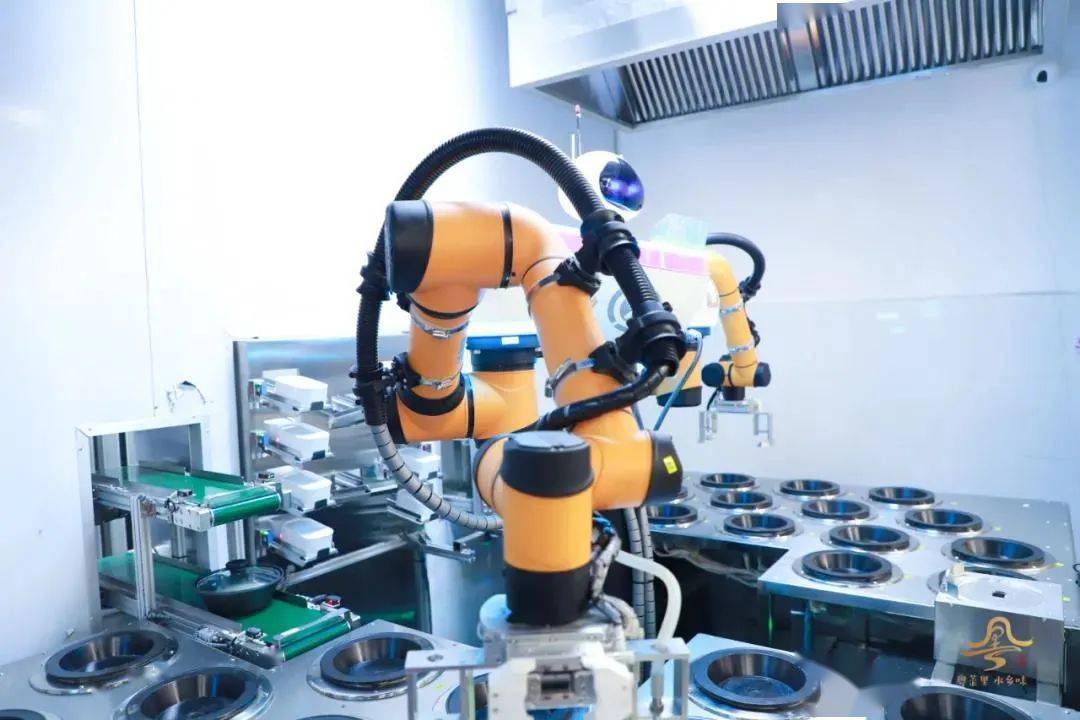 碧桂园机器人餐厅开到里水啦肉嫩米香的煲仔饭还带有嘎嘣脆的饭焦