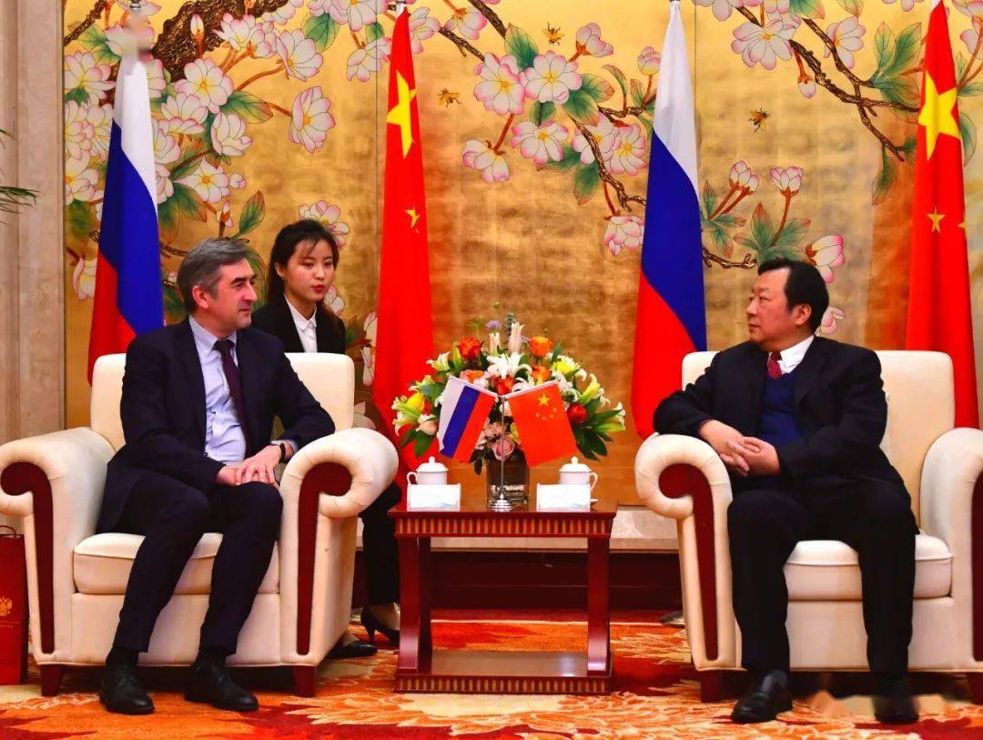 孟祥伟王远鹤会见来咸出席赤壁青砖茶产业发展大会的外宾