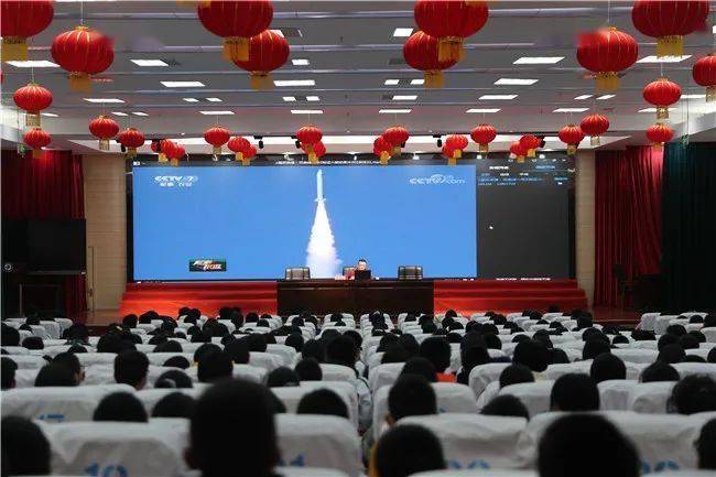 业成不忘初心校友李顺成拜访母校