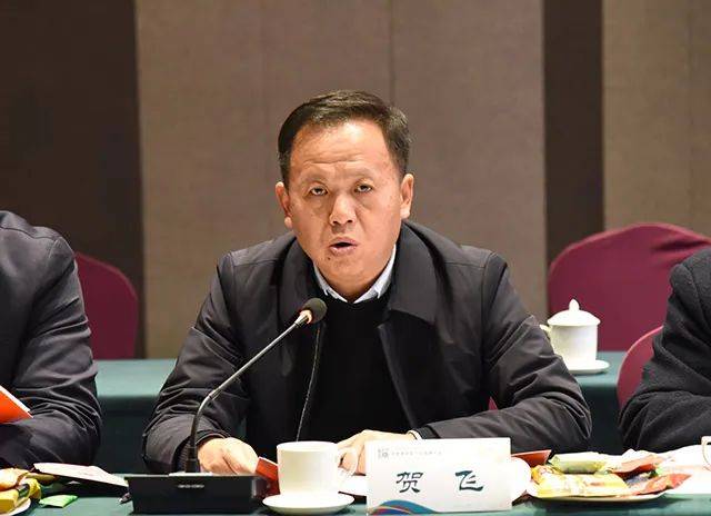 钱仕忠介绍茶产业发展今年新发展新变化▲洪金虎介绍大会活动情况