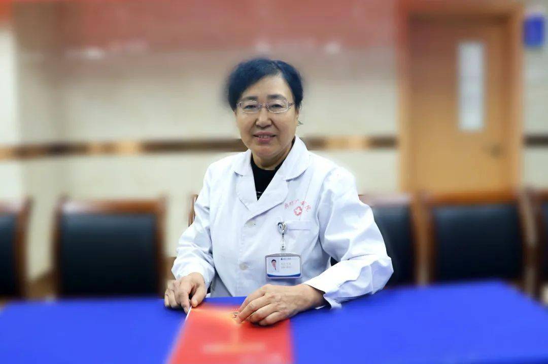 邹庆华副院长向功臣们致欢迎词,她表示为了让各位功臣享受到高标准,高