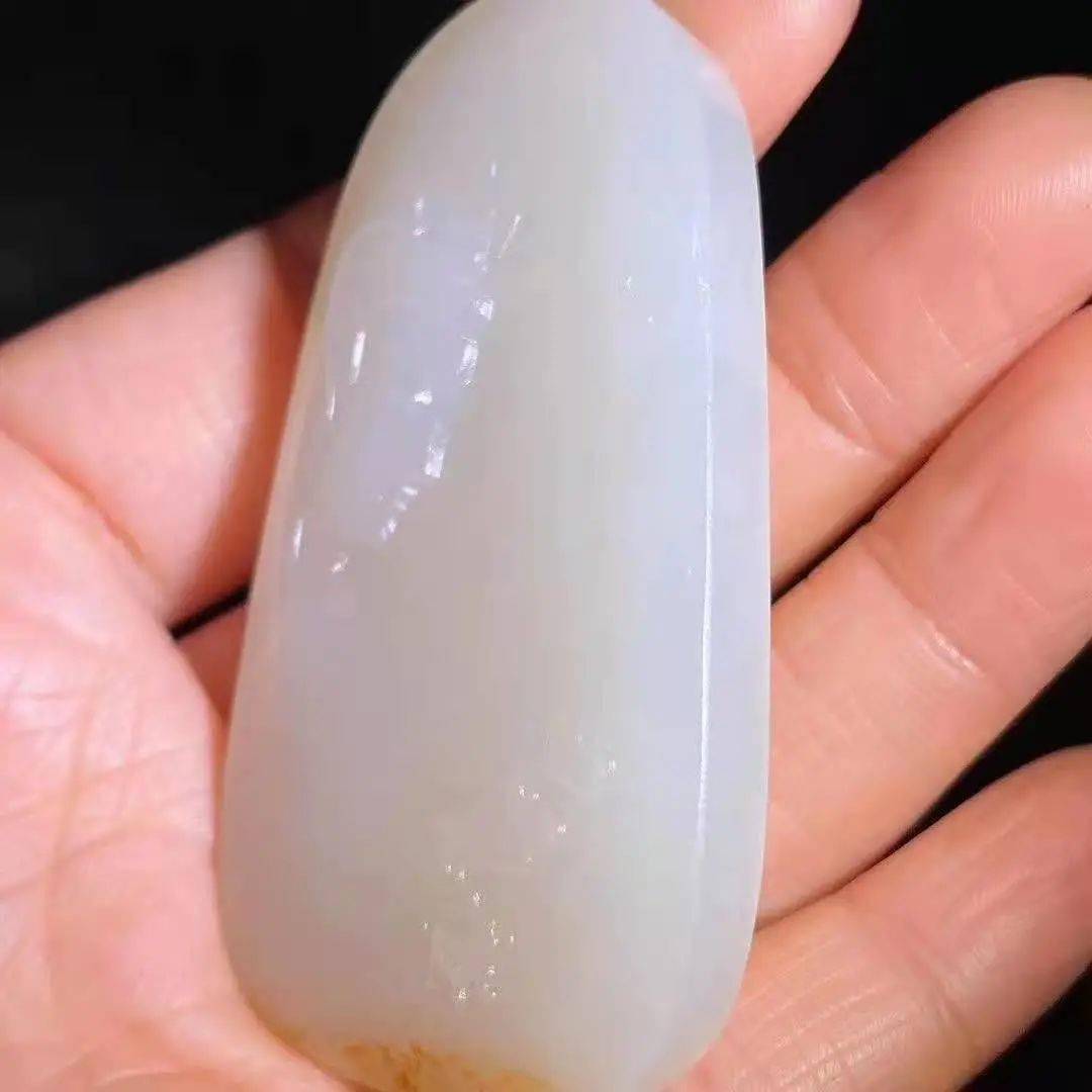 观音新疆和田玉籽料作品高青白细过灯洒金皮非常油润