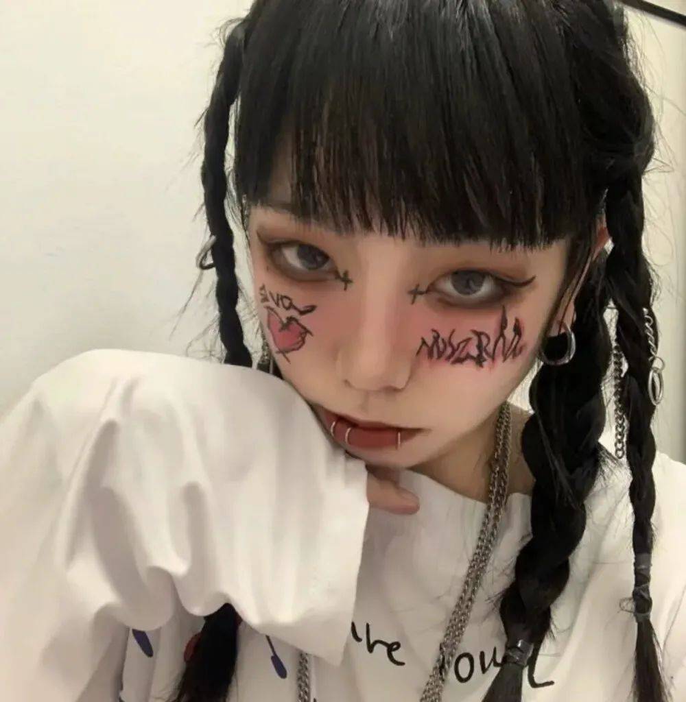 头像玩游戏真的会变年轻我昨天玩王者荣耀时大家都说我是小学生