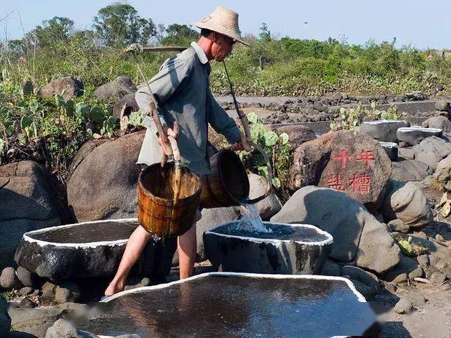 盐工们根据海南岛高温烈日的特点,改变过去"煮海为盐"的方法,用经过