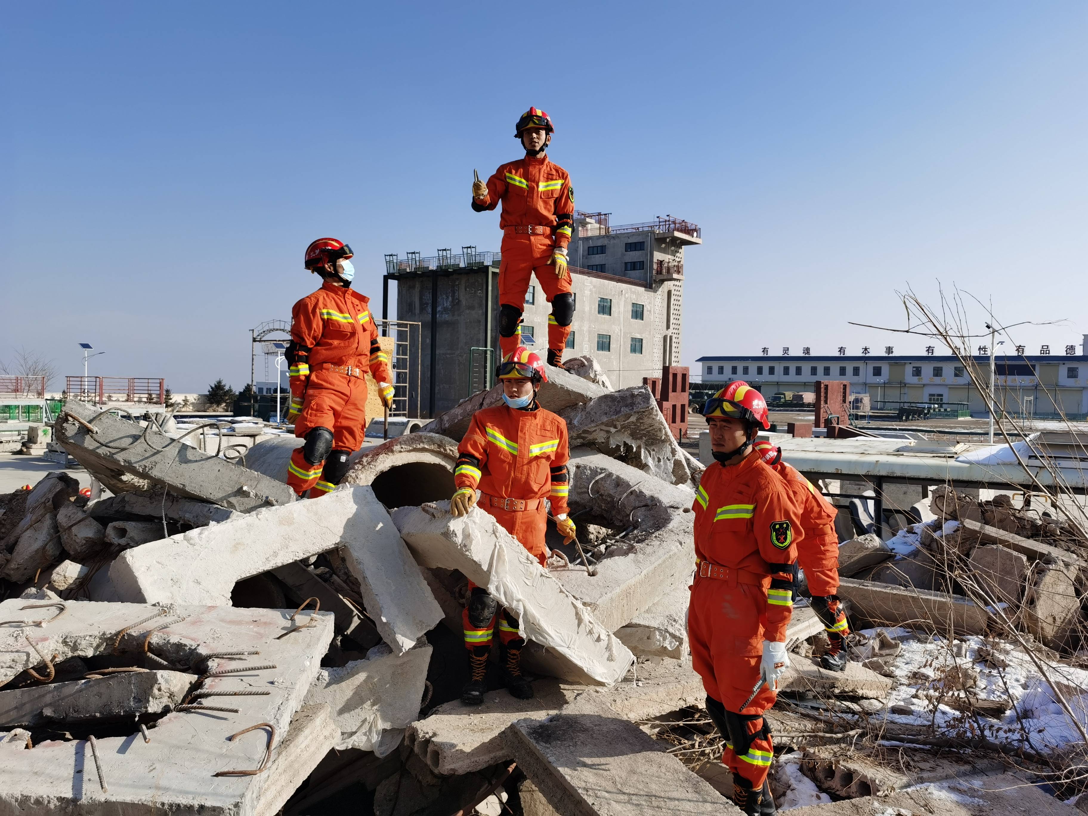 凛冽寒风中,地震救援集训正酣