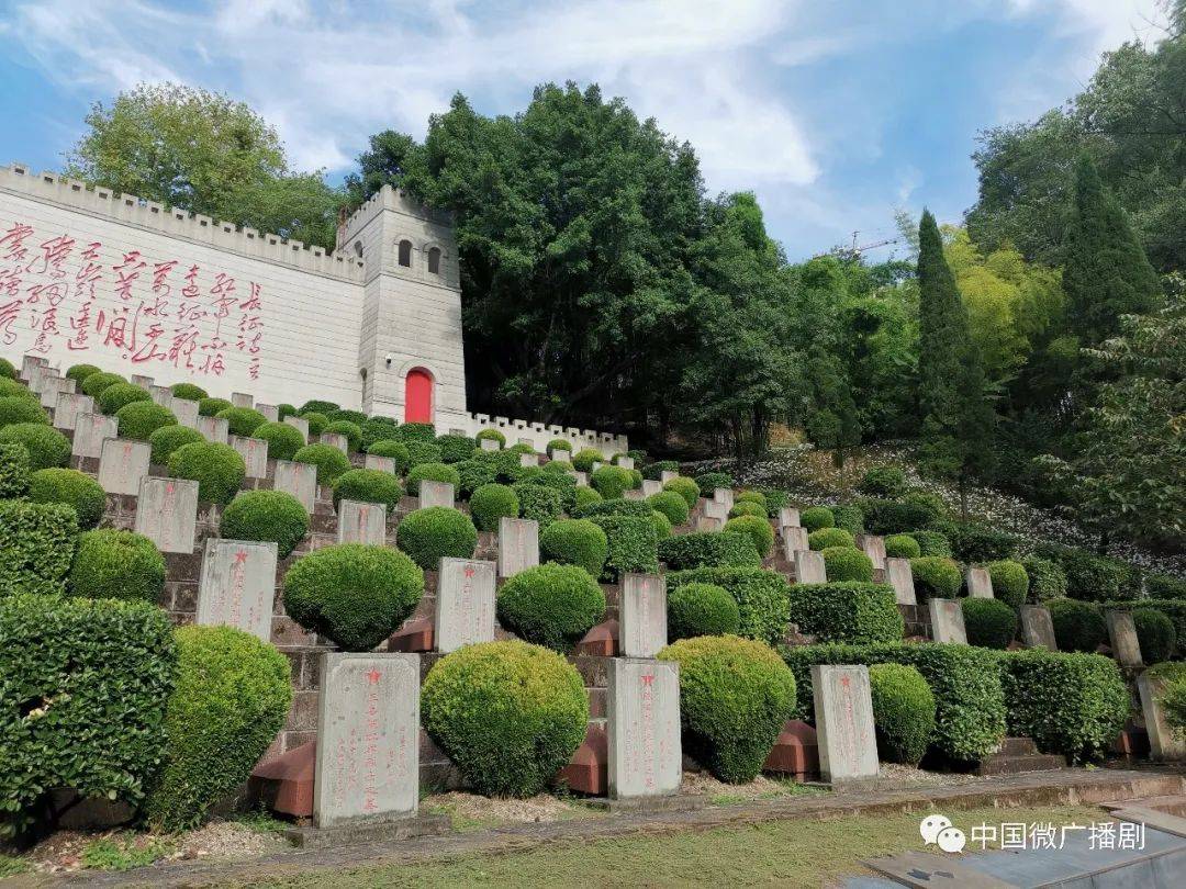 我赶到赤水市红军烈士陵园时已经夕阳西下,五点出头了,大门口有一间