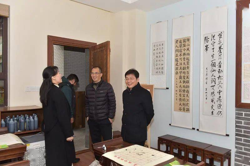 冬日虽严寒关怀暖人心万国良莅临曙光中学指导特色创建工作