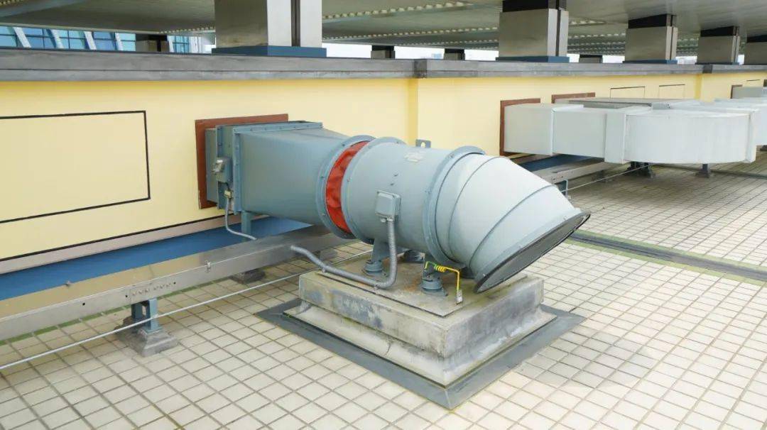 3)屋面风机与设备基础安装牢固,减震到位,外壳接地可靠,风管穿墙根部