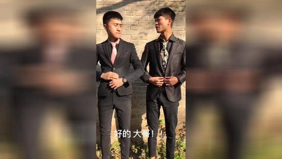 爆笑大哥带小弟逮老母鸡结果的反应太逗了笑喷