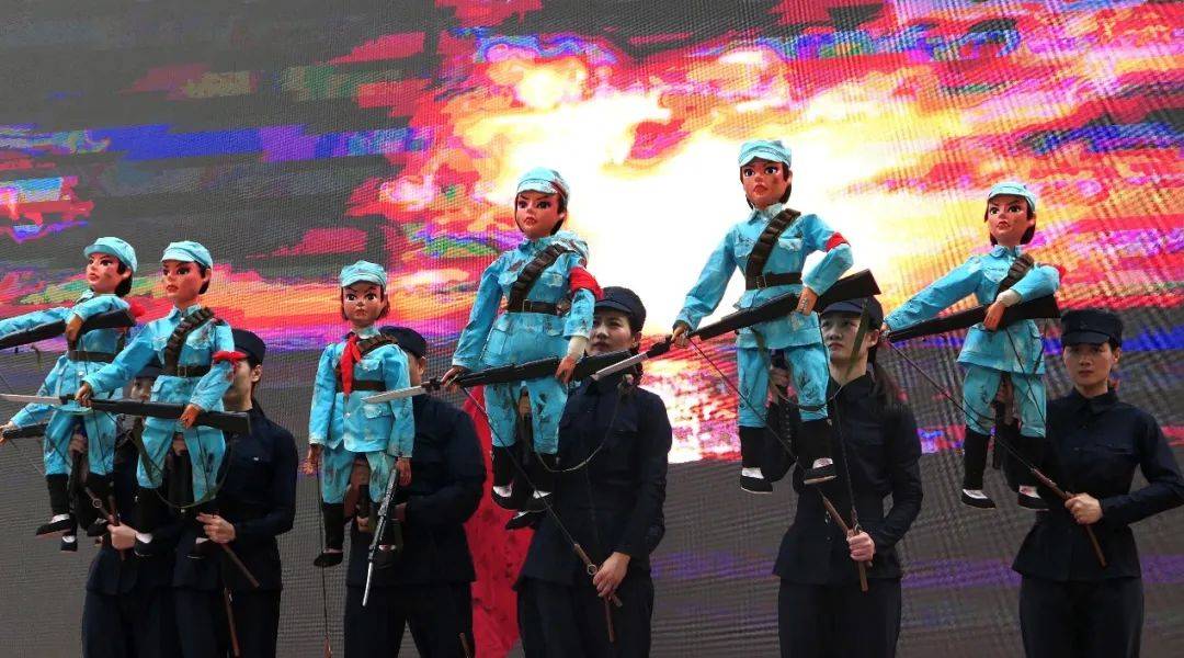 木偶剧《游曦》(节选)以创新的表演形式讲述广州起义女兵班长游曦感人