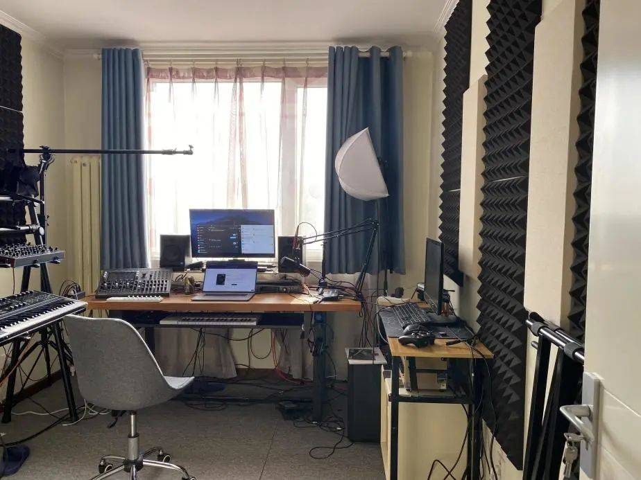 我们约在他的工作室,在北京北五环昌平区清河某个小区.