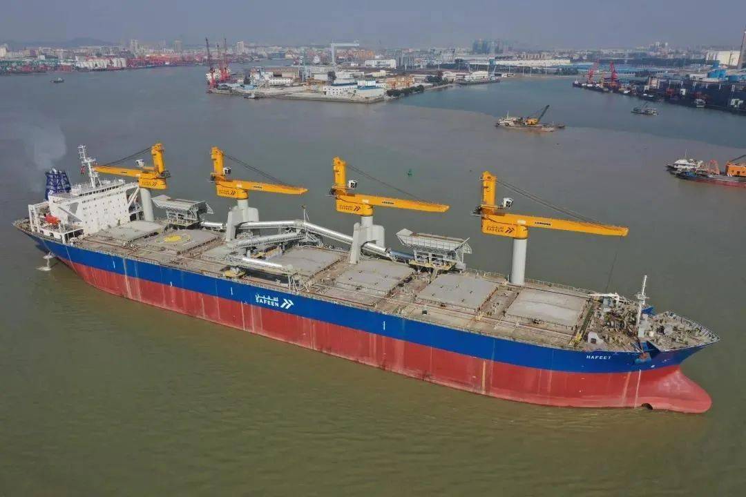 广东中远海运重工第二艘燃煤过驳船改装船尼基轮顺利开航