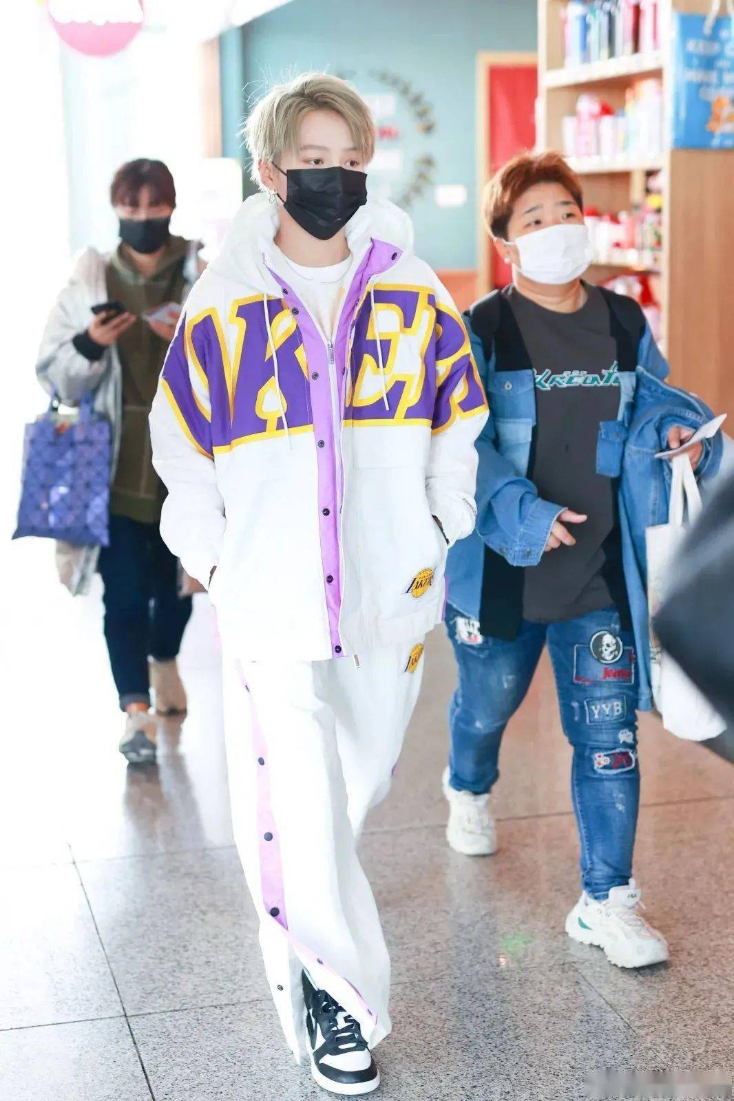 刘雨昕,周雨彤光速上脚新发售的联名 dunk