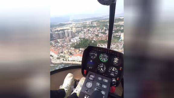 直升机驾驶第一视角还带人字拖鞋