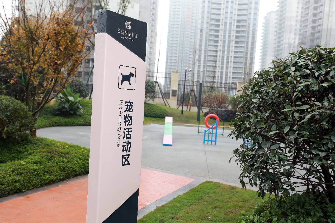 让记者觉得比较大亮点,还属社区内的一些便民设施,例如社区正门的台阶