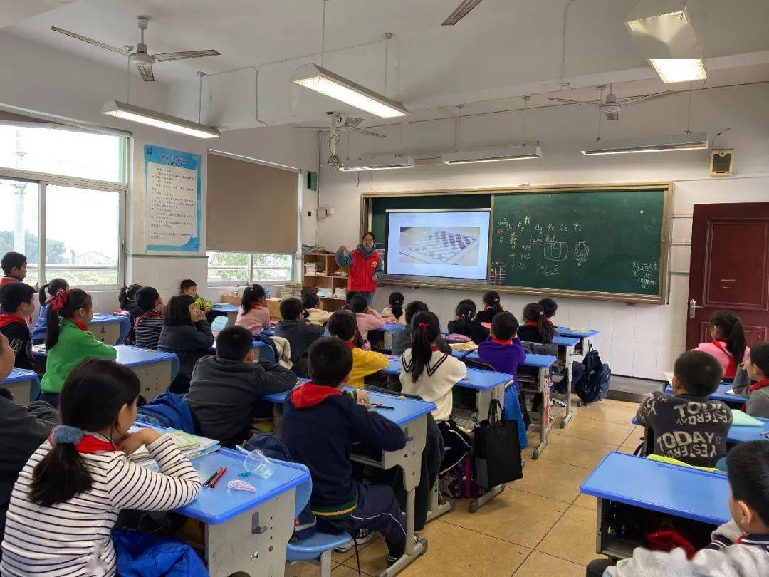 鹿城党群活动播报中心为临江小学三3班开展国际跳棋教学实操活动